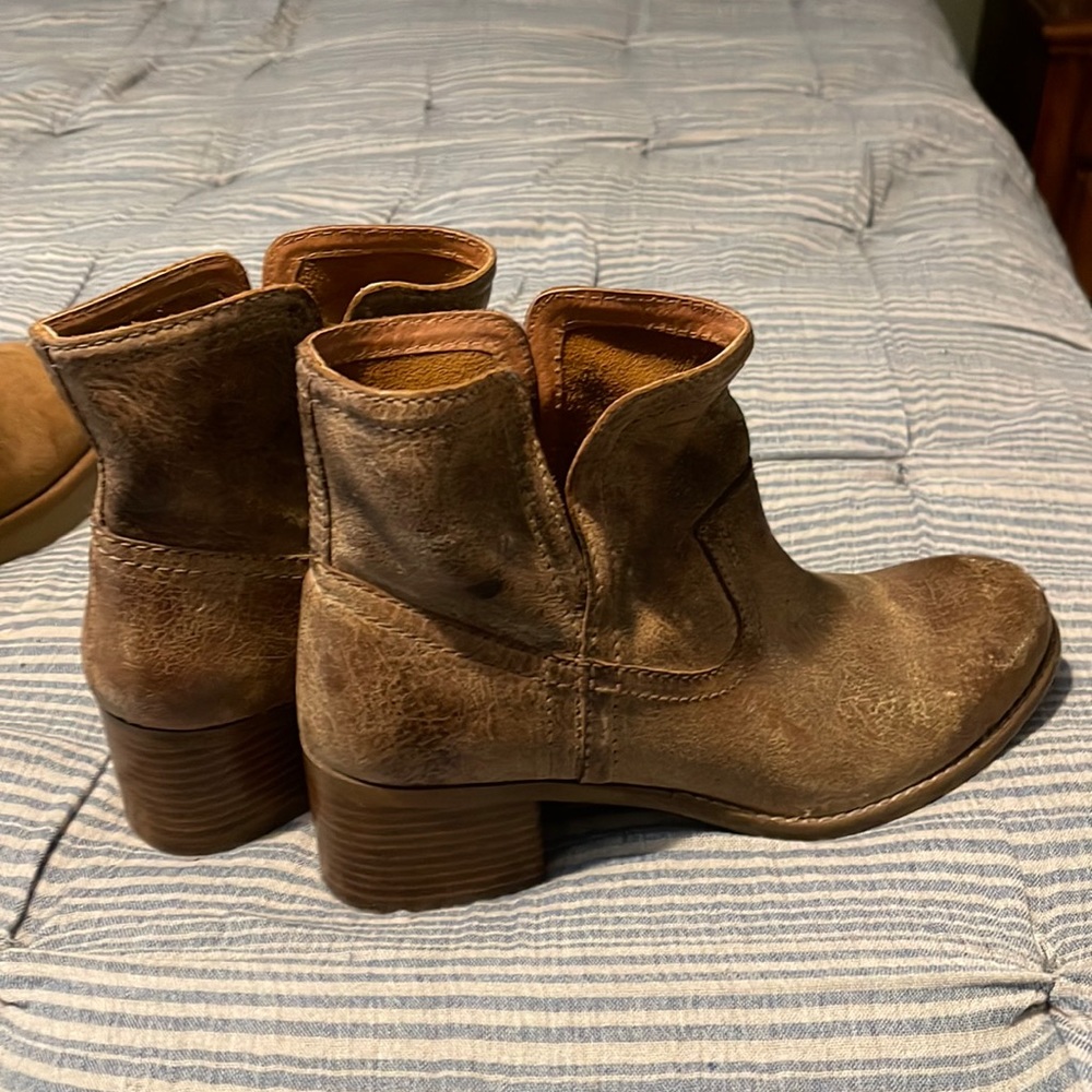 Women’s DibaTrue distressed western booties